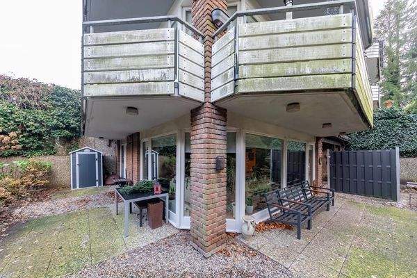 ... umlaufender Terrasse.