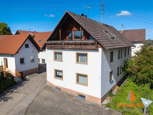 Blick auf das Mehrfamilienhaus