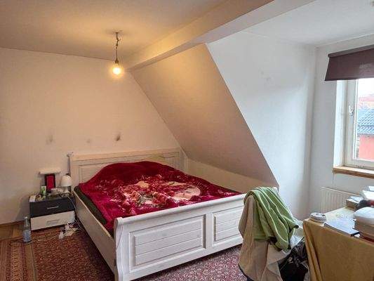 Schlafzimmer im DG mit Fenster