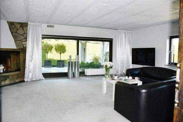 Wohnbereich mit Terrassenzugang.JPG