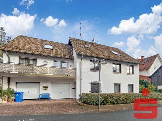 Straßenansicht mit Garagen