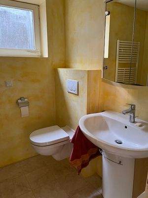 Hübsches, fugenloses Duschbad mit Fenster