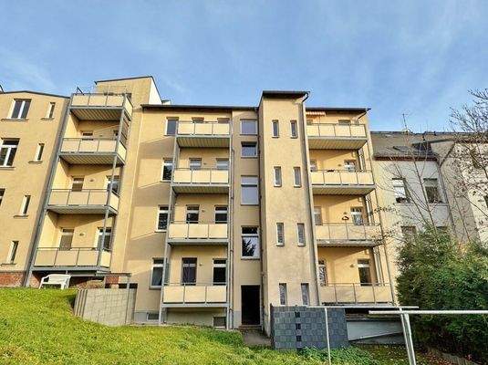 Hinteransicht des Mehrfamilienhauses