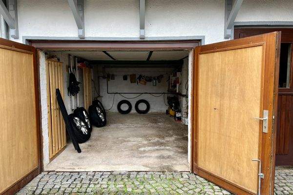 Garage mit Doppelflügeltor