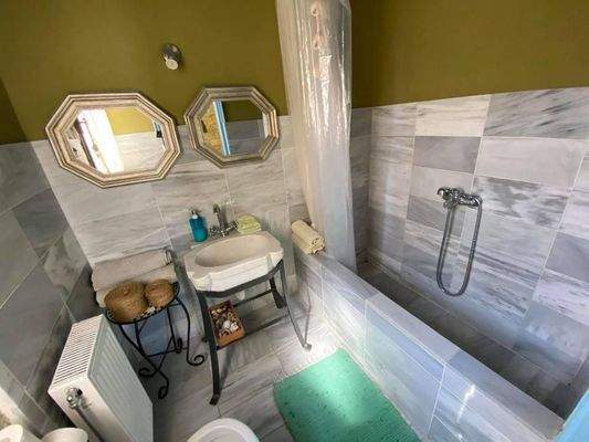 2 komplett ausgestattete Steinvillen mit schönen Gärten und 3 zusätzlichen Baurechten