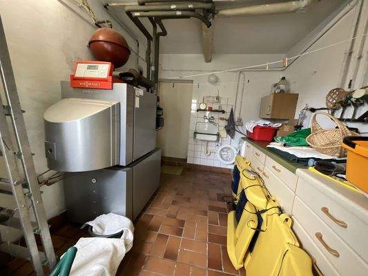 Öl-Zentralheizung und Waschküche Untergeschoss