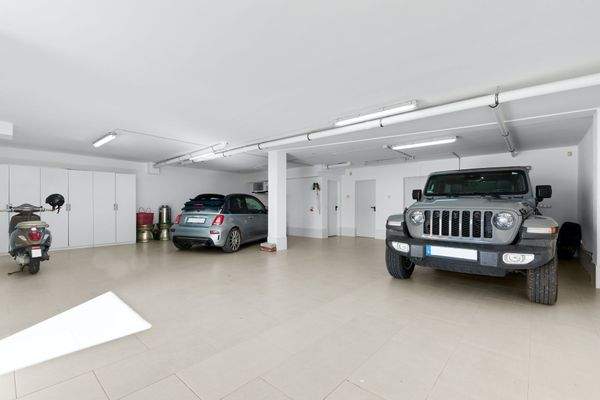 Großzügige Tiefgarage