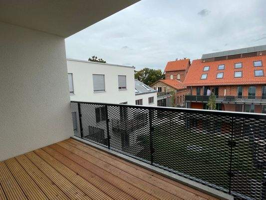 Balkon mit modernem Ausblick