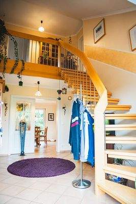 Treppe ins Obergeschoss mit Galerie