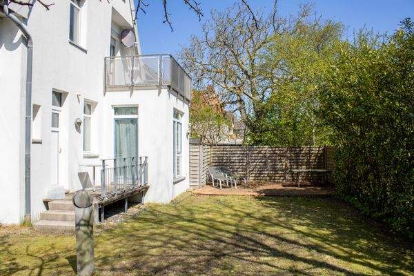Ruhiger Garten mit Terrasse