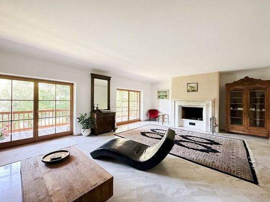 EG: Wohnzimmer mit Kamin