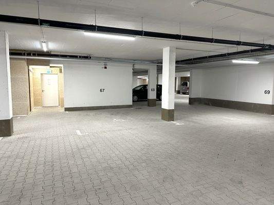 22- überbreiter behindertengerechter Tiefgaragenstellplatz.JPG