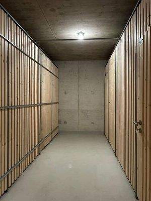 großes Kellerabteil mit Licht und Strom