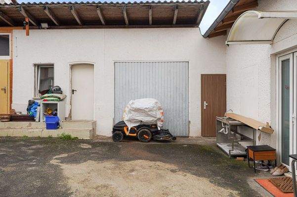 Hof mit Garage