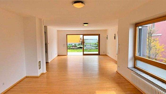 Wohnbereich mit Zugang zur Terrasse und dem Garten