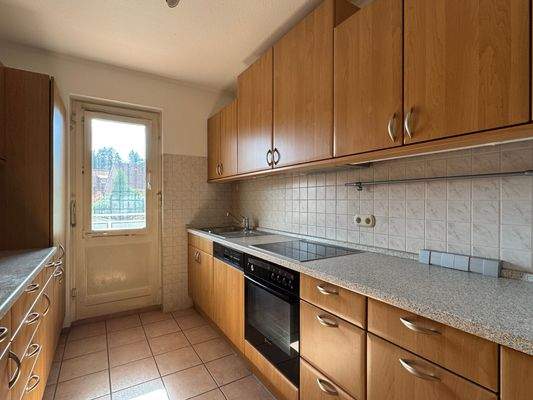 Küche mit Balkonzugang