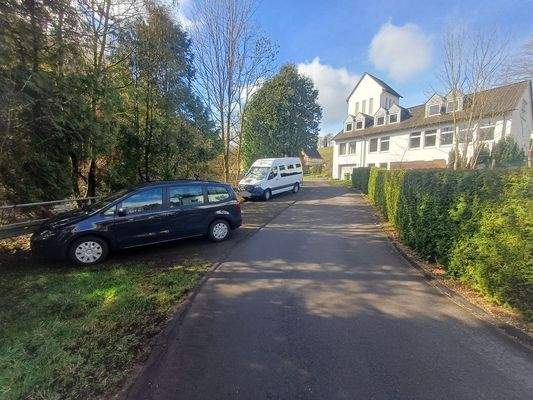 Haus und Parkplätze