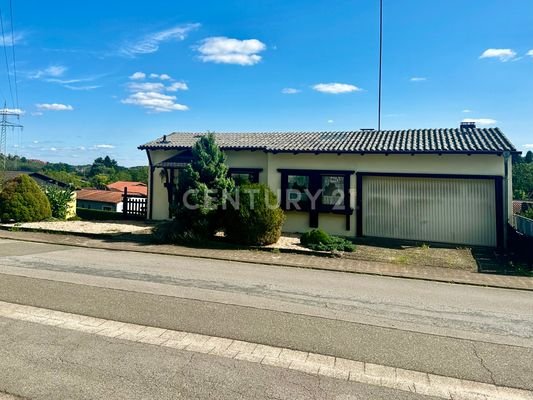 Bungalow Frontalsansicht - Garage mit Direktzugang zum Haus