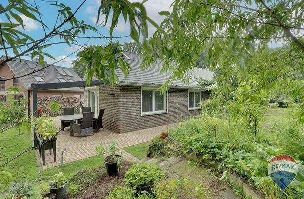 Blick vom Garten zur Terrasse