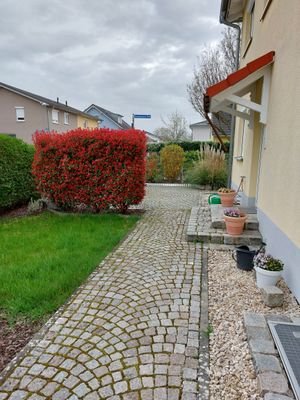 Eingangsbereich und Garten