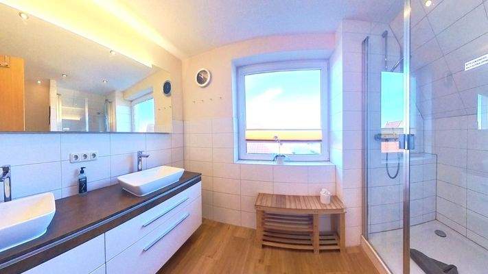 Stilvolles Hauptbad für entspannte Urlaubsmomente – mit viel Platz und Komfort