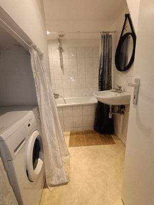 Helles Badezimmer mit Dusche