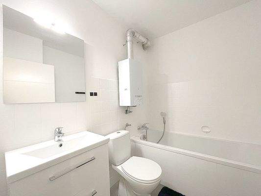 Schickes weißes Badezimmer