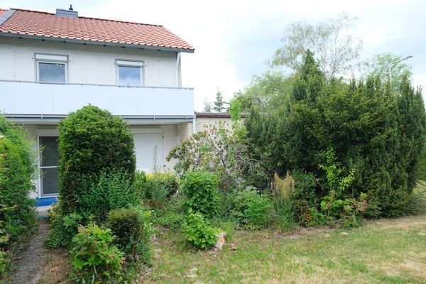 Blick vom Garten zum Haus