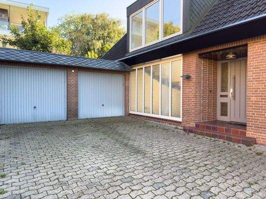 Hauseingang und Garten