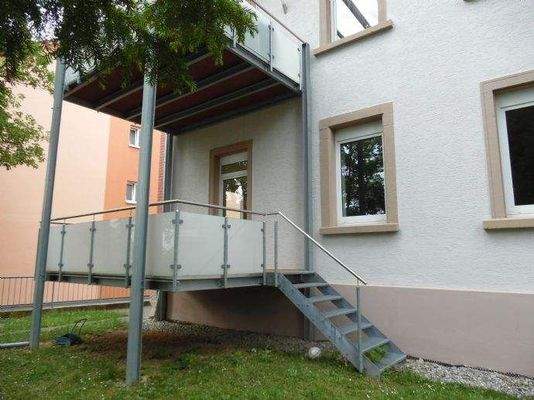 Rückseite Hausansicht mit Balkon 