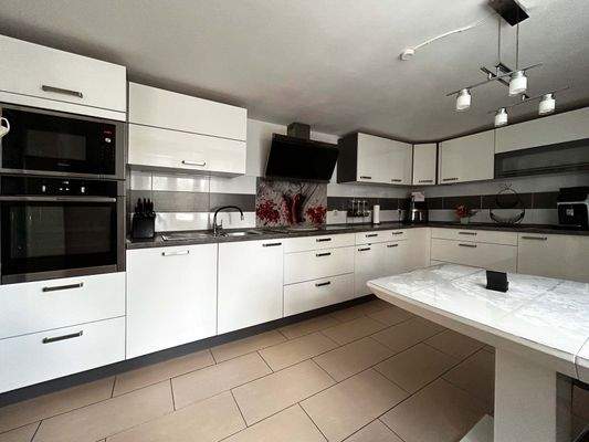 Wohnung 1 Küche: Moderne Einbauküche mit klarer Struktur – hier trifft Funktion auf Atmosphäre