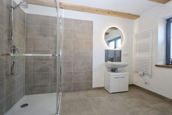Das moderne Duschbad im Erdgeschoss