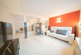 Wohnzimmer mit Kamin