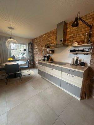 Küche mit großzügigem Sitzbereich