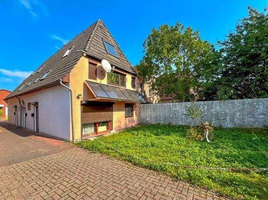 Südansicht mit Parkplatzbereich