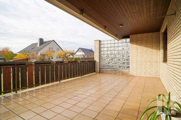 Davor: Die große Terrasse mit Blick in den...