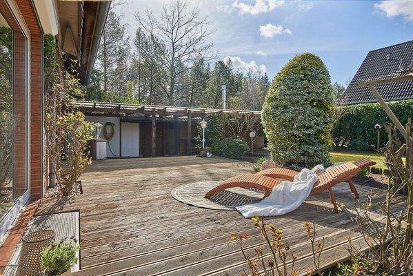 Terrasse mit Blick zum Unterstand