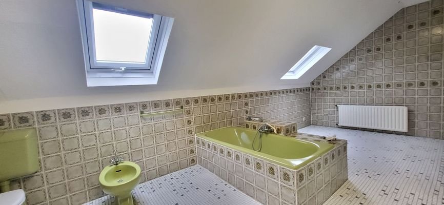 Helles großes Badezimmer im OG