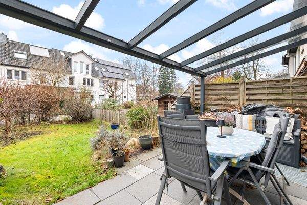 überdachte Terrasse mit Garten