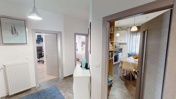 Meran-Merano-Dreizimmerwohnung-trilocale-Balkon-balcone-Keller-cantina-zentral-saniert-ristrutturato-Bonus 110-Böden-pavimenti-Fenster-finestre