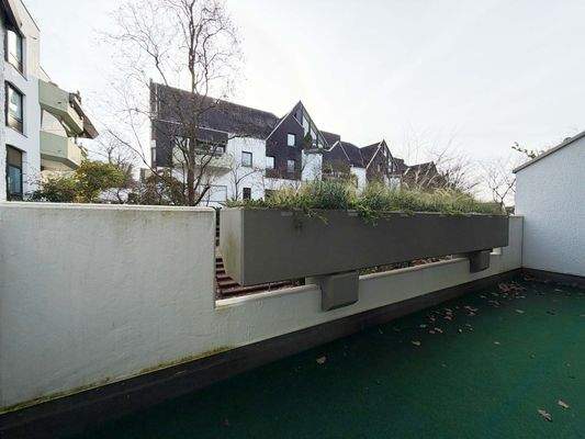 Der Balkon bietet Platz für Pflanzen oder eine Sonnenliege  