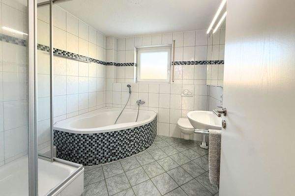 Großes Badezimmer OG