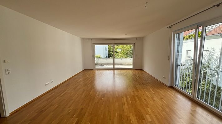 Wohnzimmer mit Zugang zum Balkon 