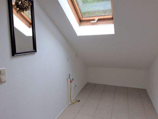Abstellraum mit Waschmaschinenanschluss