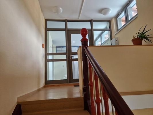 Treppenhaus- Eingang Büro