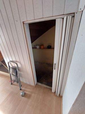 012 - Flur zur Treppe rechts runter und links hoch