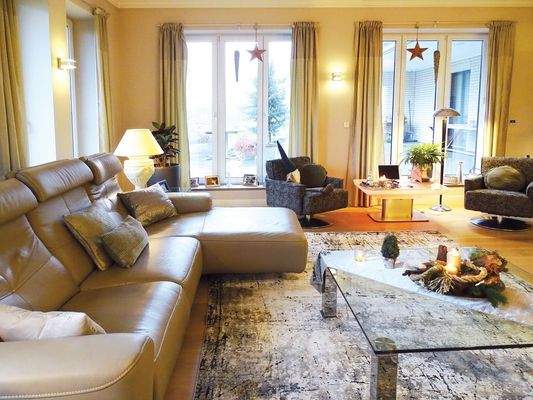 2 m breite Terrassenfenster erhellen den Raum