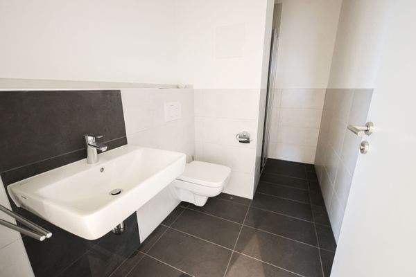 Gäste-Badezimmer mit Dusche