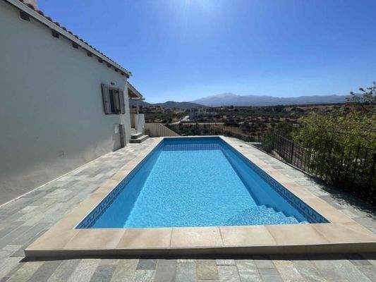 Kreta, Roumeli: Charmante Villa mit Garten und Pool zu verkaufen