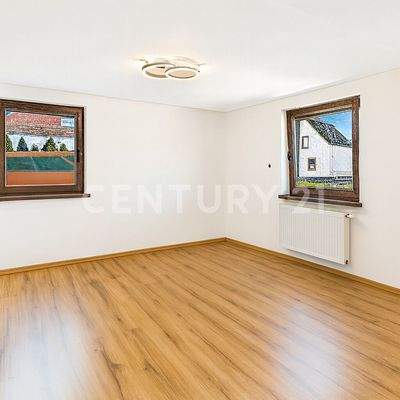 Helles Schlafzimmer mit großem Fenster